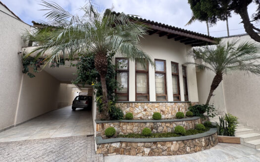 Casa Exclusiva no Bairro Jardim – 495m², 3 Suítes, 10 Vagas e Lazer Completo