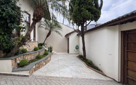 Casa Exclusiva no Bairro Jardim – 495m², 3 Suítes, 10 Vagas e Lazer Completo